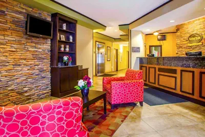 Photo 5 - Suburban Studios Cedar Falls