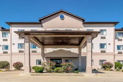 Photo 2 - Quality Inn & Suites Salem near I-57