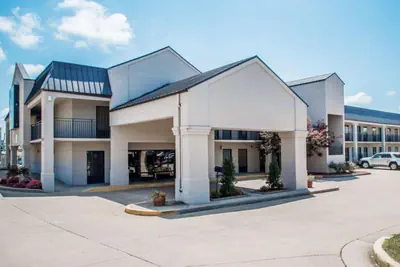 Photo 4 - Quality Inn US65 & E Battlefield Rd Springfield