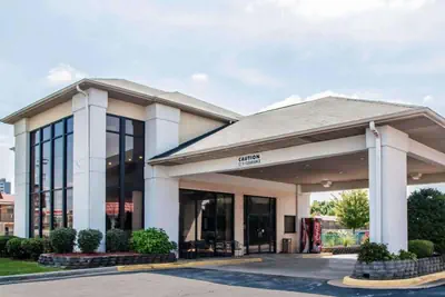 Photo 3 - Econo Lodge Springfield I-44