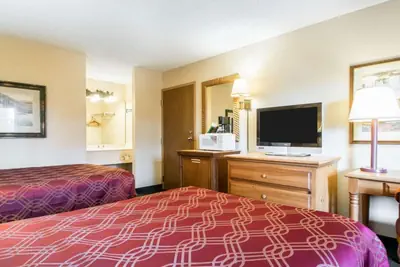 Photo 4 - Econo Lodge Springfield I-44