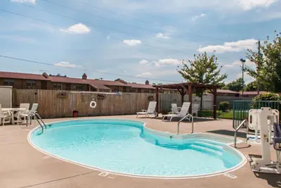 Photo 5 - Econo Lodge Springfield I-44
