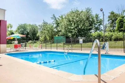 Photo 3 - Econo Lodge Kearney - Liberty