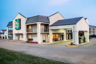 Photo 2 - Quality Inn US65 & E Battlefield Rd Springfield