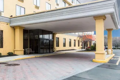 Photo 4 - Clarion Hotel Somerset - New Brunswick