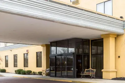 Photo 3 - Clarion Hotel Somerset - New Brunswick
