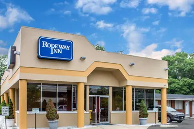 Photo 2 - Rodeway Inn MacArthur Airport
