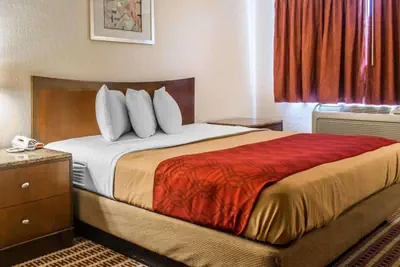 Photo 4 - Economy Inn & Suites