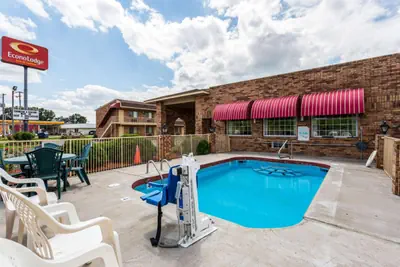 Photo 2 - Econo Lodge & Suites Brinkley