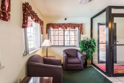 Photo 3 - Econo Lodge & Suites Brinkley