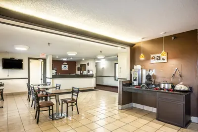 Photo 5 - Super 8 by Wyndham Galesburg