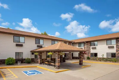 Photo 2 - Days Inn & Suites by Wyndham Davenport East