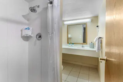 Photo 4 - Holiday Inn Express Chicago-Downers Grove by IHG