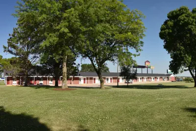 Photo 2 - Crest Country Inn