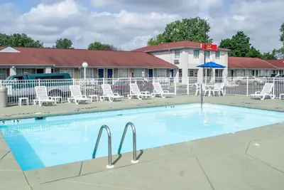 Photo 2 - Econo Lodge Inn & Suites Sandusky South