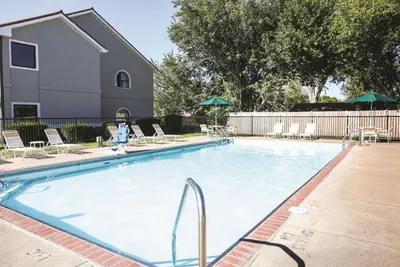 Photo 2 - La Quinta Inn by Wyndham Sandusky near Cedar Point