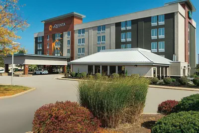 Photo 2 - La Quinta Inn & Suites by Wyndham Cleveland Airport West