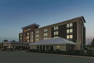 Photo 4 - La Quinta Inn & Suites by Wyndham Cleveland Airport West