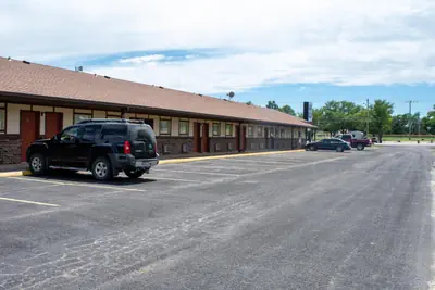Photo 2 - Americas Best Value Inn Chanute