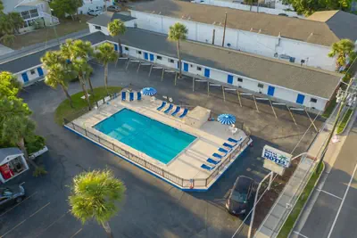 Photo 4 - Royal Palms Motel