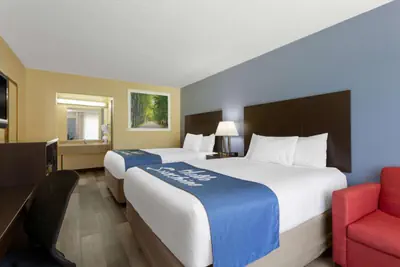 Photo 4 - Days Inn by Wyndham Greensboro Airport