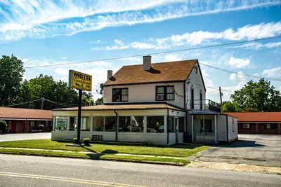 Photo 5 - Coach House Inn