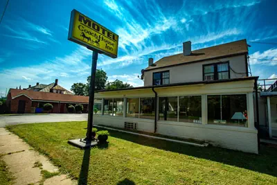 Photo 4 - Coach House Inn