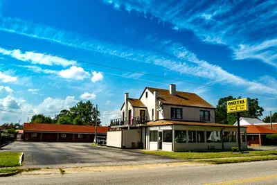 Photo 2 - Coach House Inn