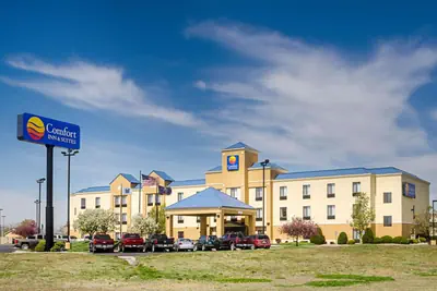 Photo 2 - Comfort Inn & Suites Hutchinson