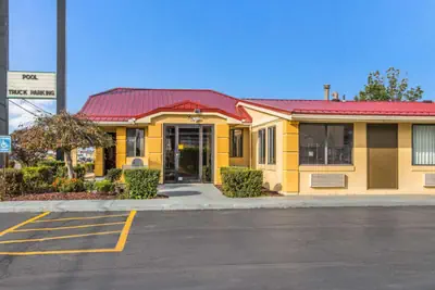 Photo 3 - Econo Lodge