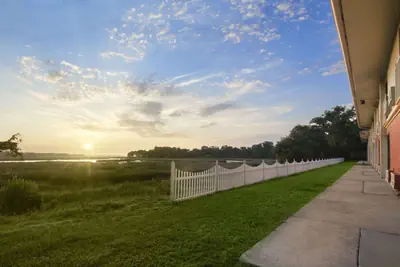Photo 2 - Howard Johnson by Wyndham Beaufort/Parris Island