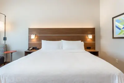 Photo 3 - Holiday Inn Express & Suites - Springfield North by IHG