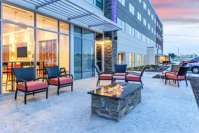 Photo 2 - Holiday Inn Express & Suites - Springfield North by IHG