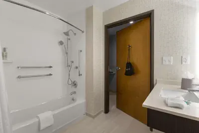 Photo 2 - Holiday Inn Express & Suites - Fayetteville South by IHG