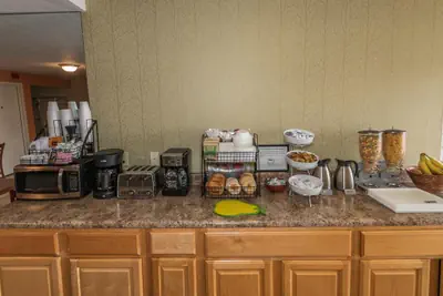 Photo 2 - Americas Best Value Inn Ashtabula/Austinburg