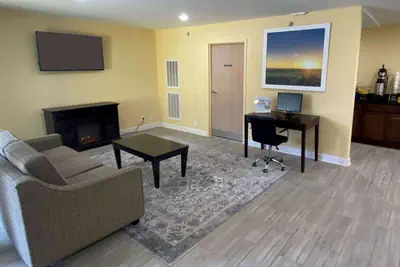 Photo 3 - Days Inn by Wyndham Atlanta/Southlake/Morrow