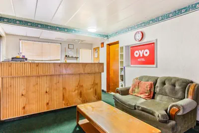 Photo 2 - OYO Hotel Downtown Peoria I-74
