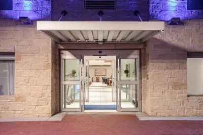 Photo 3 - Holiday Inn Express & Suites Manhattan by IHG