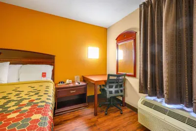 Photo 5 - Econo Lodge Decatur South