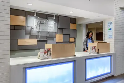 Photo 2 - Holiday Inn Express & Suites Chicago-Midway Airport by IHG