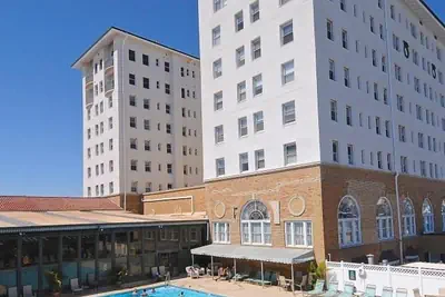 Photo 4 - The Flanders Hotel