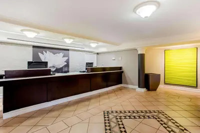 Photo 5 - La Quinta Inn by Wyndham Champaign