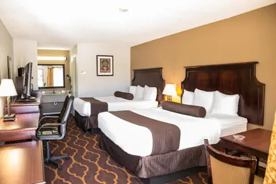 Photo 4 - Mockingbird Inn & Suites