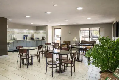 Photo 5 - Mockingbird Inn & Suites