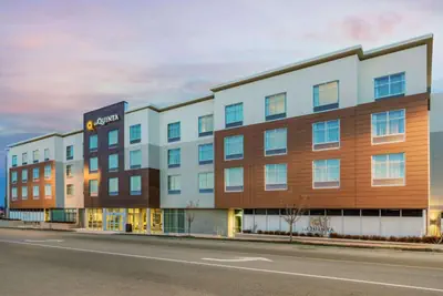 Photo 5 - La Quinta Inn & Suites by Wyndham Kansas City Beacon Hill