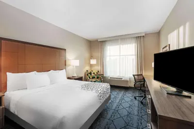 Photo 2 - La Quinta Inn & Suites by Wyndham Kansas City Beacon Hill