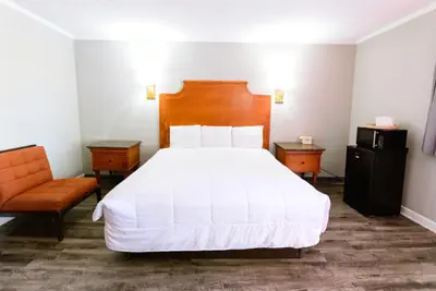 Photo 4 - OAKS MOTEL GREENSBORO NC