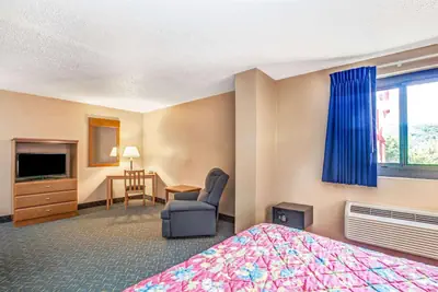 Photo 4 - Super 8 by Wyndham Mahwah
