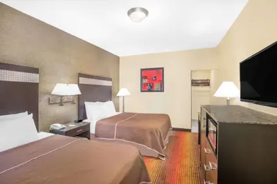 Photo 4 - Howard Johnson by Wyndham North Bergen