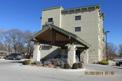 Photo 3 - Parkwood Inn & Suites